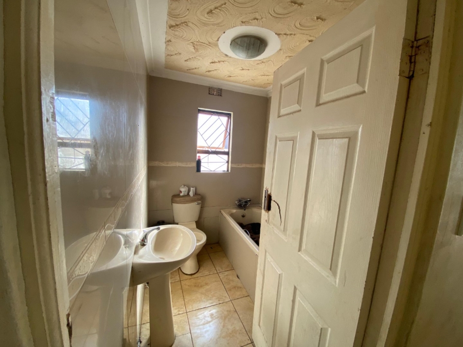 4 Bedroom Property for Sale in Umrhabulo Triangle Western Cape